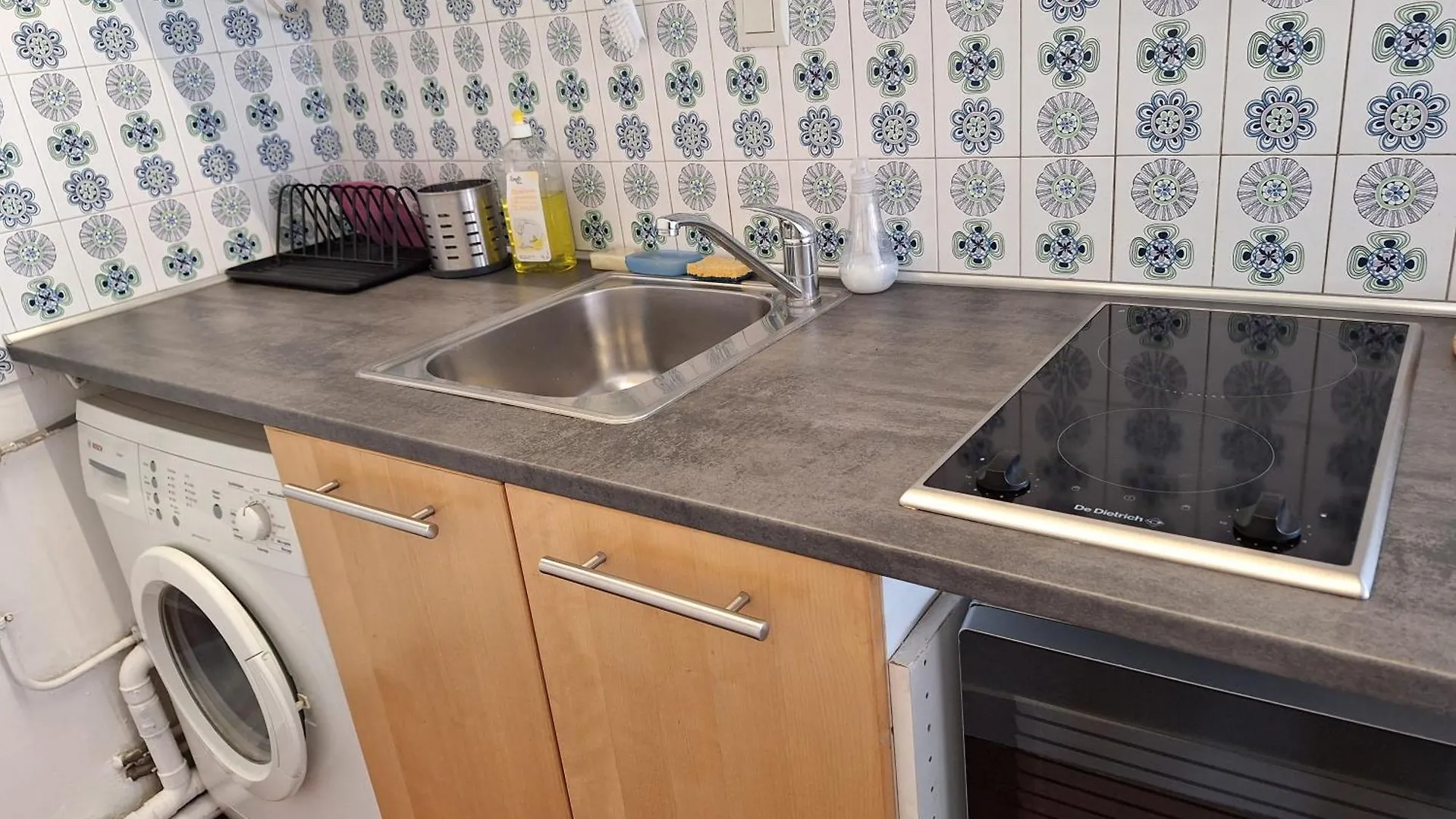 Apartman Chic Parisian Retreat Bright Spacious And Secure Parking