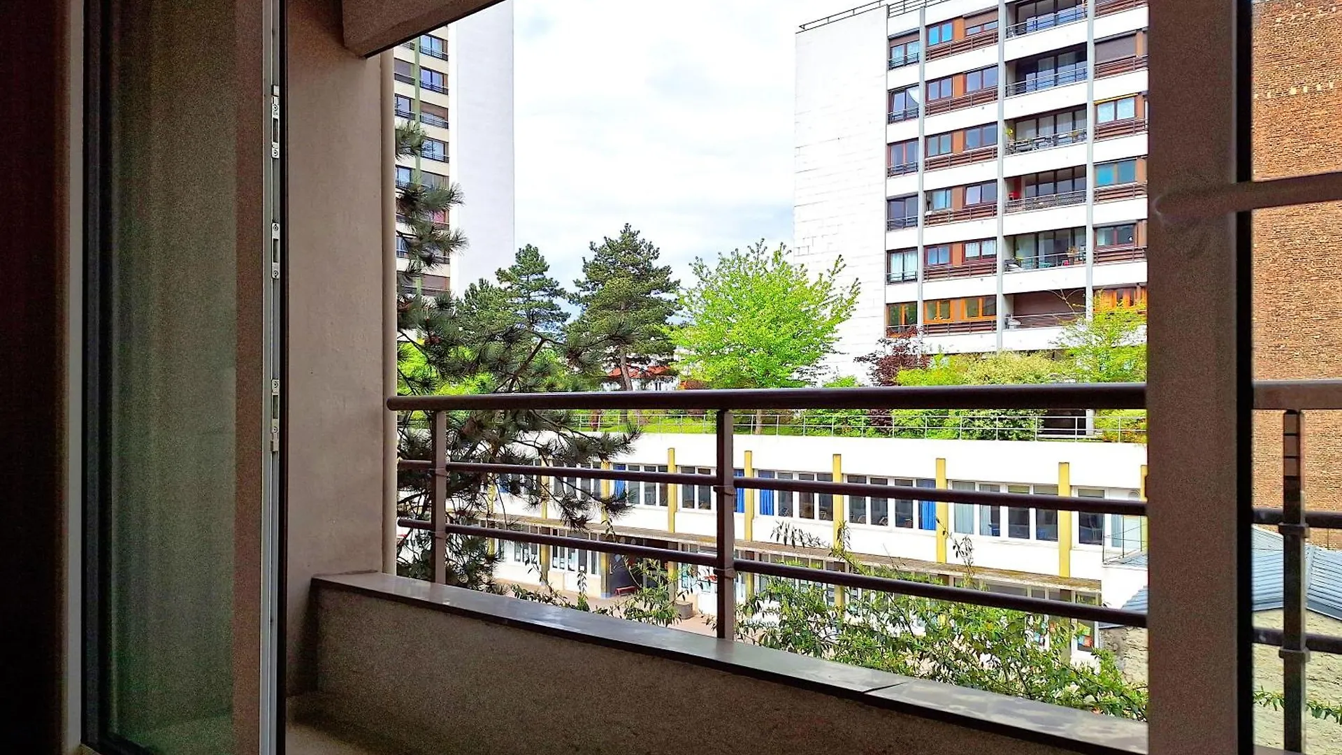 Apartman Chic Parisian Retreat Bright Spacious And Secure Parking